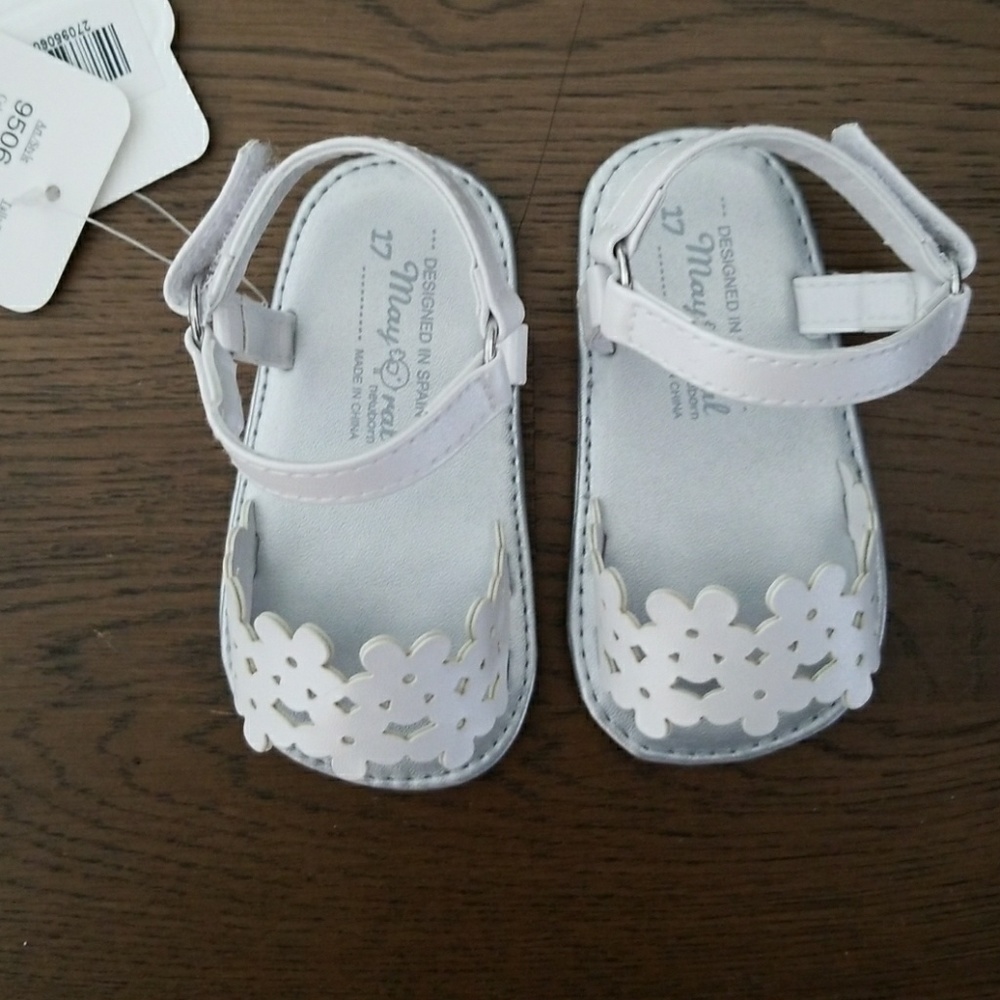 Pearlized flower sandals